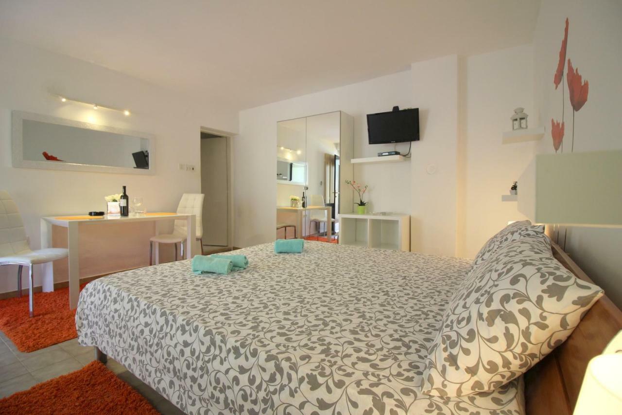 Apartments Sabina โปเรช ภายนอก รูปภาพ