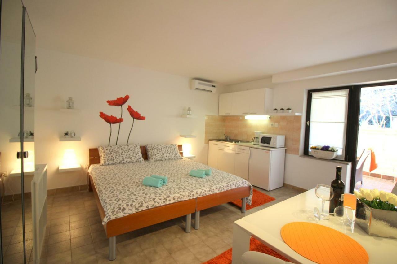 Apartments Sabina โปเรช ภายนอก รูปภาพ