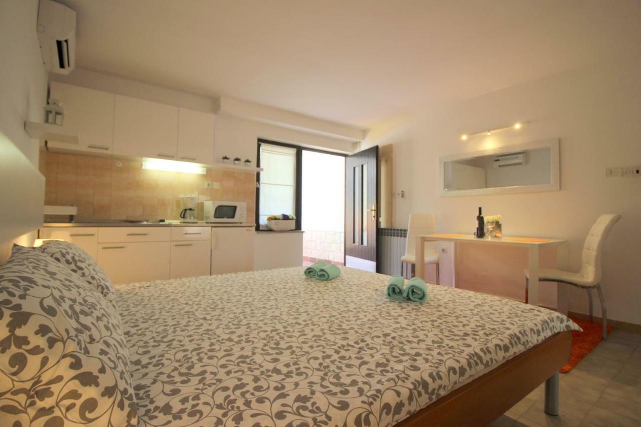 Apartments Sabina โปเรช ภายนอก รูปภาพ